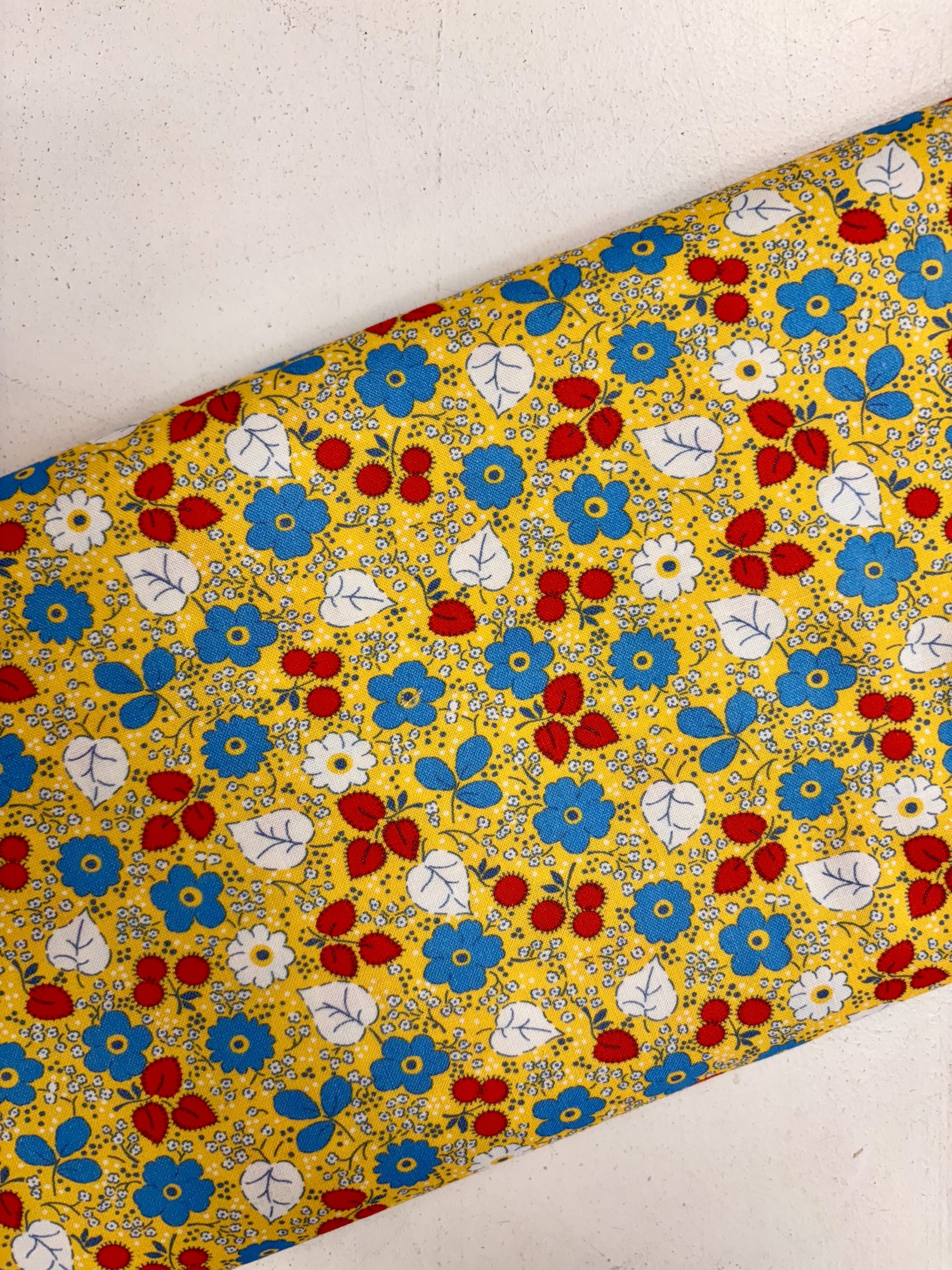 ‘Playful’ - 22294-242 Yellow